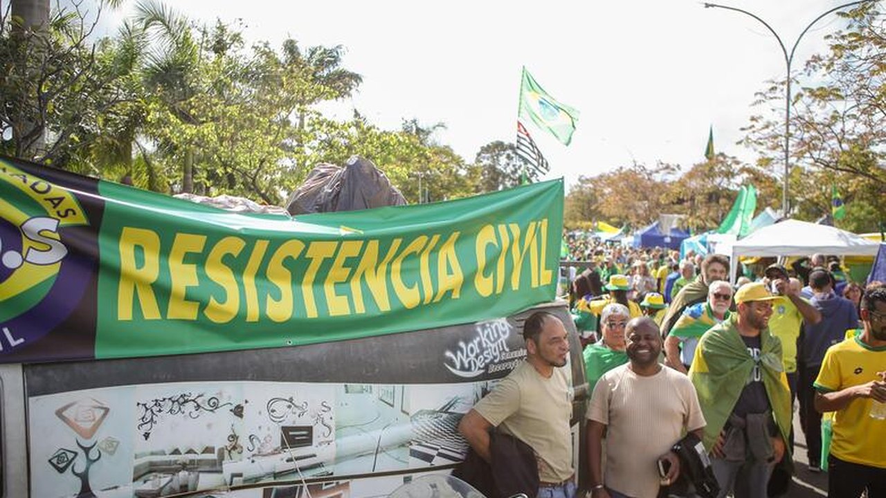 Manifestantes em frente a quartéis trocam intervenção por ‘resistência civil’