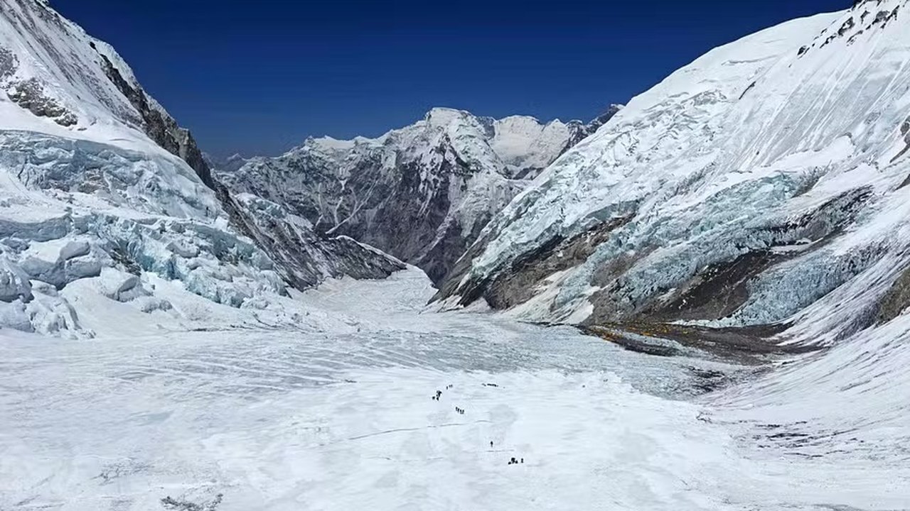 Alpinista queniano morre no Everest; guia nepalês está desaparecido