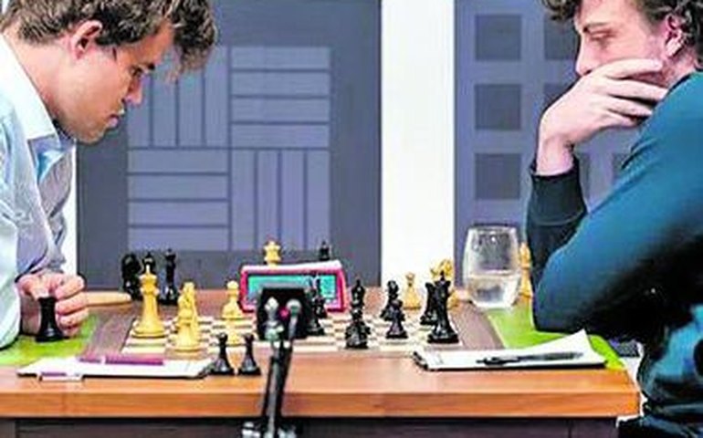 Magnus Carlsen detona Hans Niemann em carta e avisa: ‘Trapaças ameaçam o xadrez’
