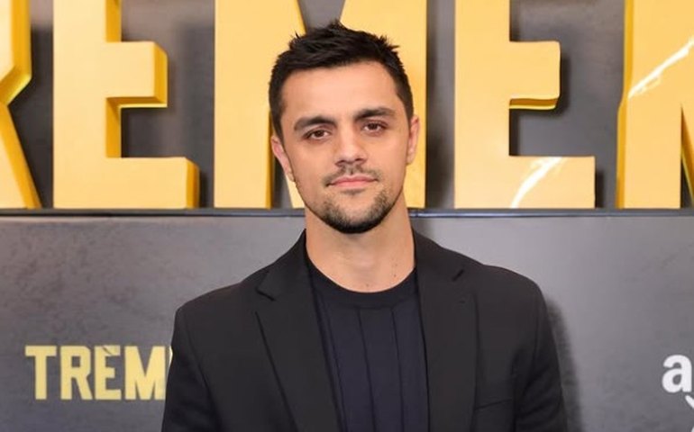 Felipe Simas é locutor de rodeio em 'Asa Branca' e revela dificuldade em viver o personagem