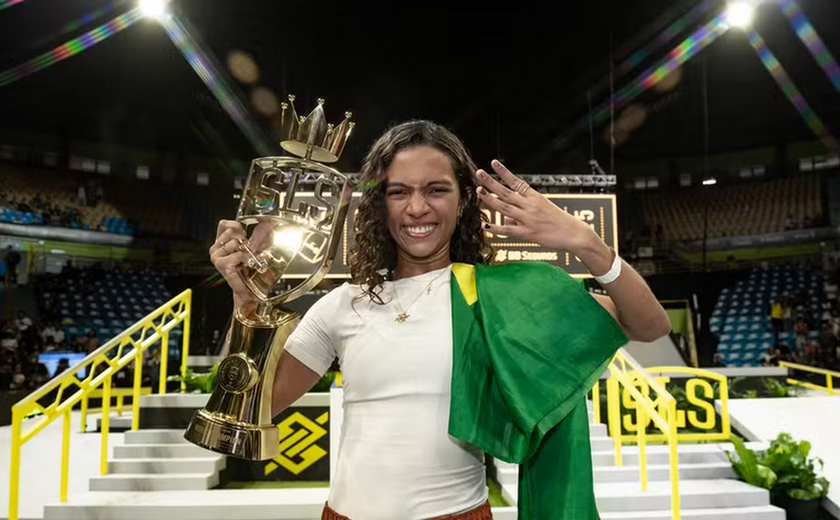 Aos 17 anos, Rayssa Leal domina final da SLS e conquista seu quarto título mundial