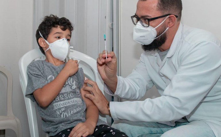 Maceió inicia vacinação contra a Covid-19 em crianças de 6 meses a 2 anos sem comorbidades