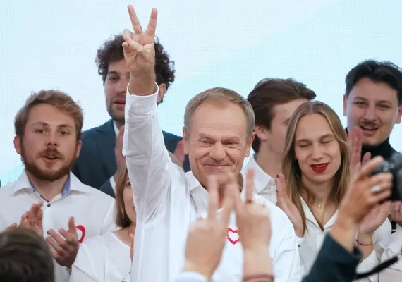 Oposição comemora vitória nas eleições da Polônia após boca de urna apontar derrota de governo de extrema direita