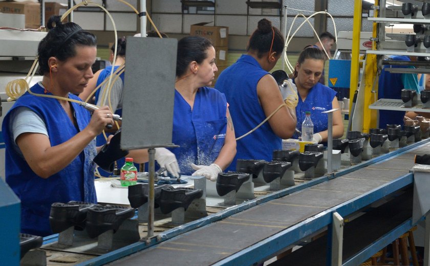 Indústria opera 15% abaixo do nível recorde alcançado em maio de 2011, afirma IBGE