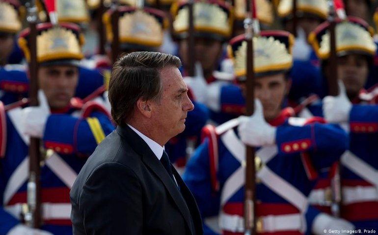 Militares precisam decidir de que lado estão