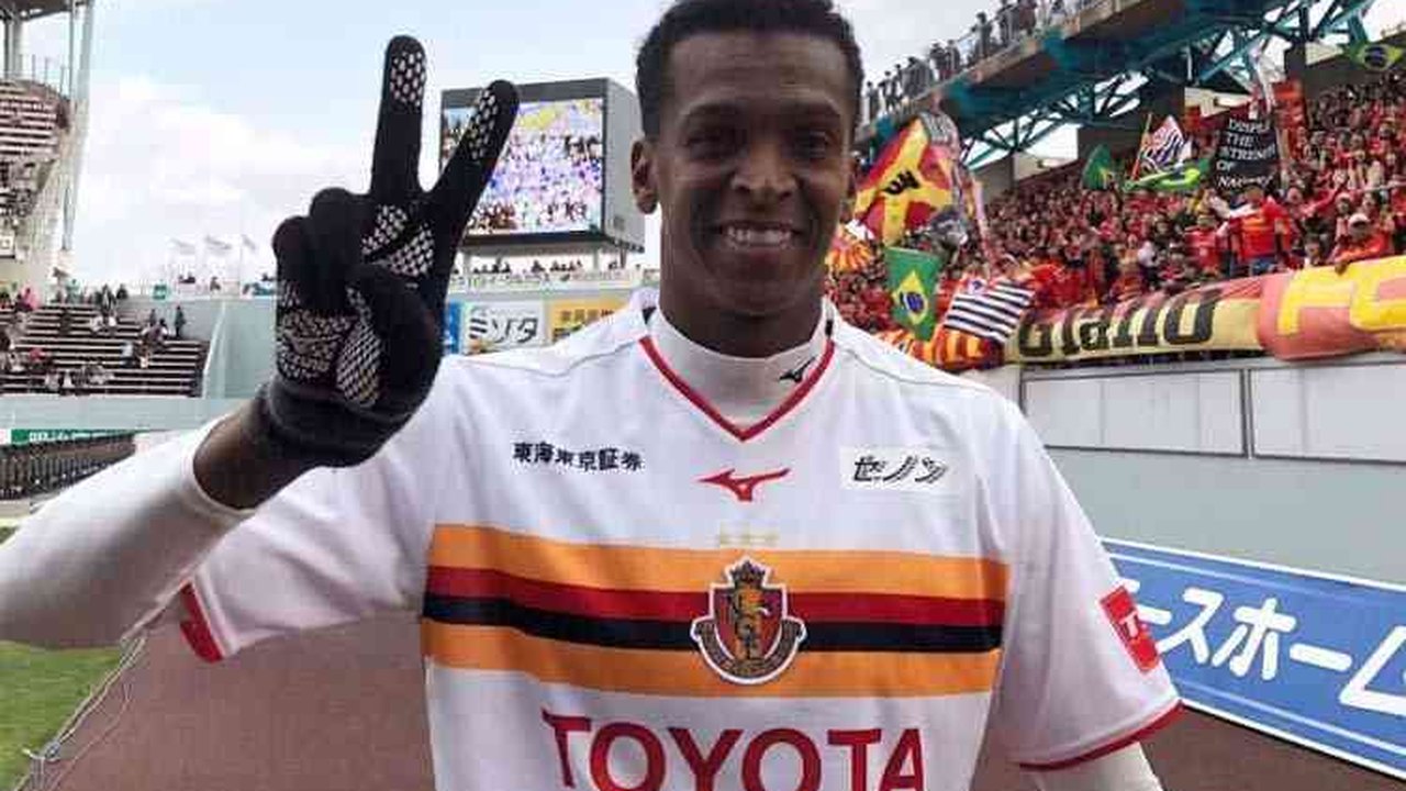 Corinthians espera definir contratação de Jô nos próximos dias