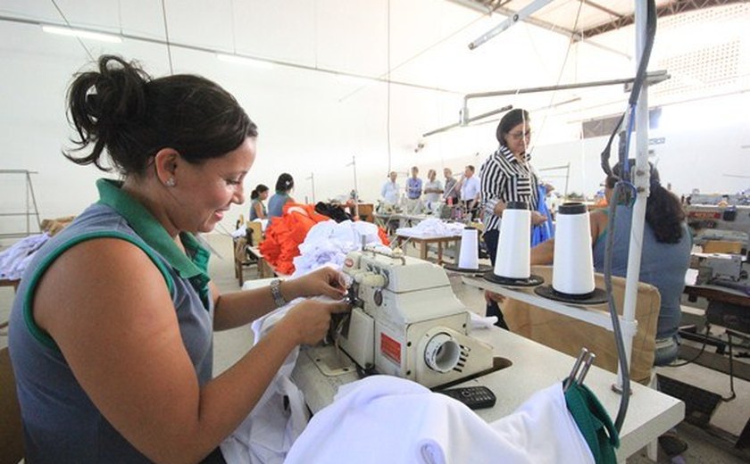 Governo entrega máquinas a costureiras de Coruripe