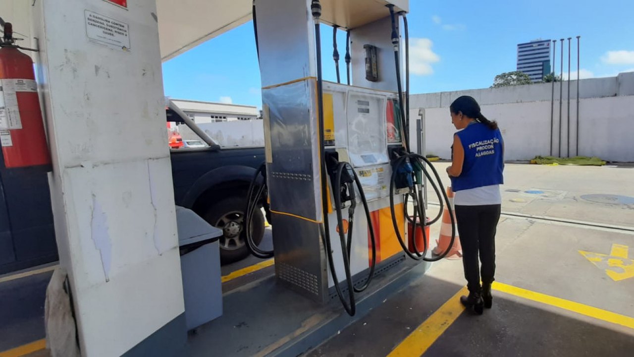 Procon Alagoas fiscaliza postos de combustíveis após a redução para 17% do ICMS pelo Estado