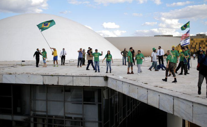 Manifestantes ocupam parte do prédio do Congresso Nacional em ato a favor do presidente Jair Bolsonaro