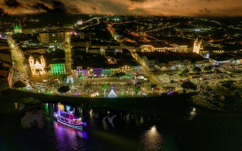 Papai Noel desembarca no Penedo Luz e atrai multidão para orla da cidade