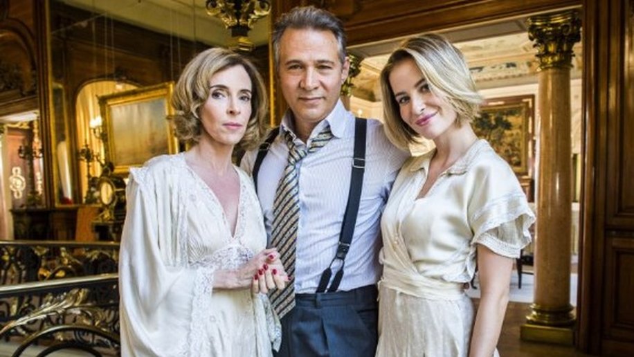 Deborah Evelyn e Barbara França aparecem caracterizadas para Tempo de Amar