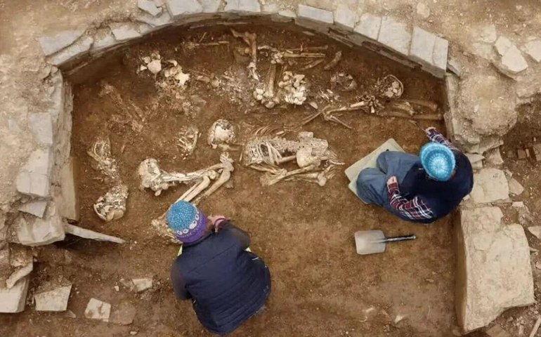 Arqueólogos revelam detalhes de túmulo de menino da nobreza do século VII achado na Alemanha