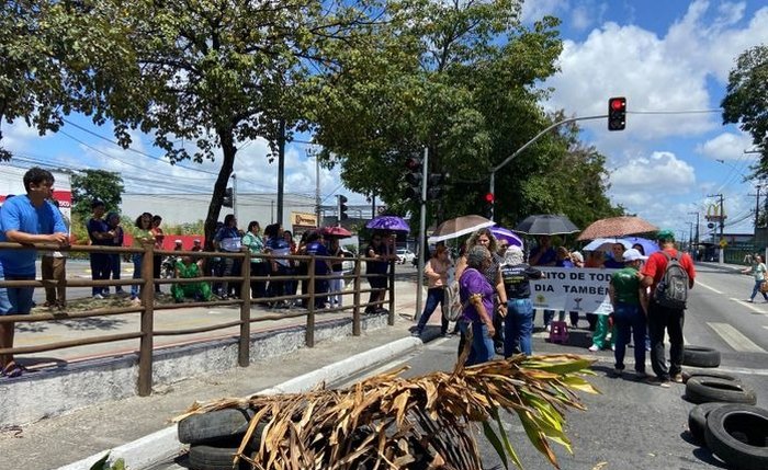 Trabalhadores do Veredas bloqueiam Avenida em novo ato da greve