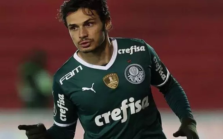 Raphael Veiga cria projeto social, sonha com Copa e mais títulos no Palmeiras