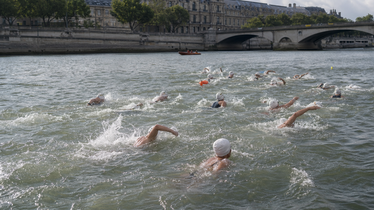 Nadadores realizam prova recriada depois de 80 anos em Paris