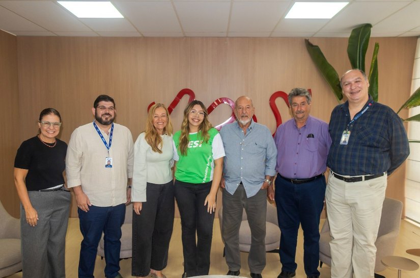 Presidente da FIEA recebe aluna do SESI aprovada com bolsa para programa da Yale University