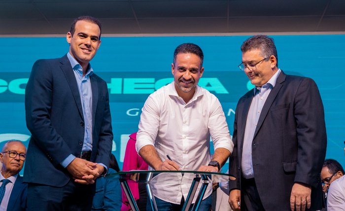 Paulo Dantas entre o secretário Silvio Bulhões e o presidente da Fapeal, Fábio Guedes, na assinatura do programa que proporcionará um impacto positivo nos campos científico e socioeconômico do Estado