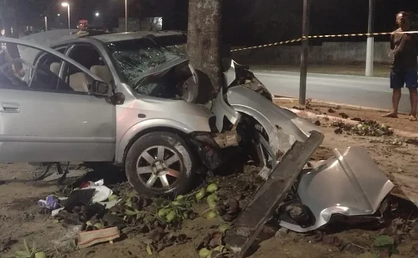 Homem morre após colidir carro contra árvore na Av. Durval de Góes Monteiro, em Maceió