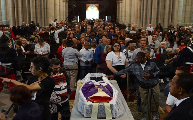 Velório de Dom Evaristo Arns atravessa a madrugada em São Paulo
