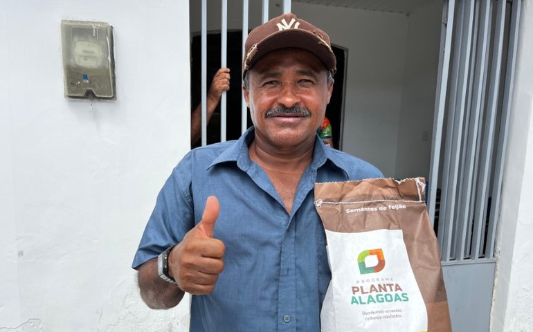 Prefeitura de Santana do Mundaú inicia entrega de sementes