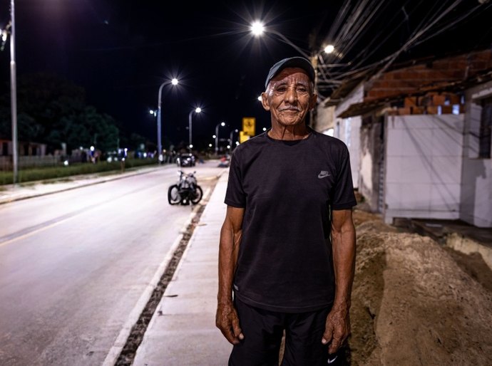 'Quando é noite, a gente pensa que é dia', diz morador após luz LED chegar ao Vale do Reginaldo
