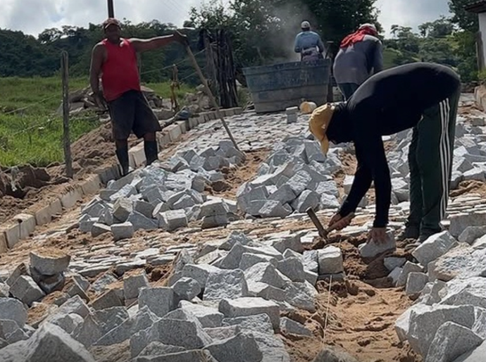 Prefeito Didi Lopes destaca avanço de obra de calçamento  no povoado Préa, em Tanque d'Arca