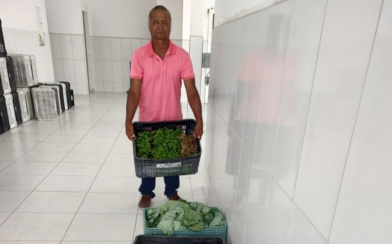 Agricultores de Penedo entregam primeira remessa de itens para alimentação escolar em 2023