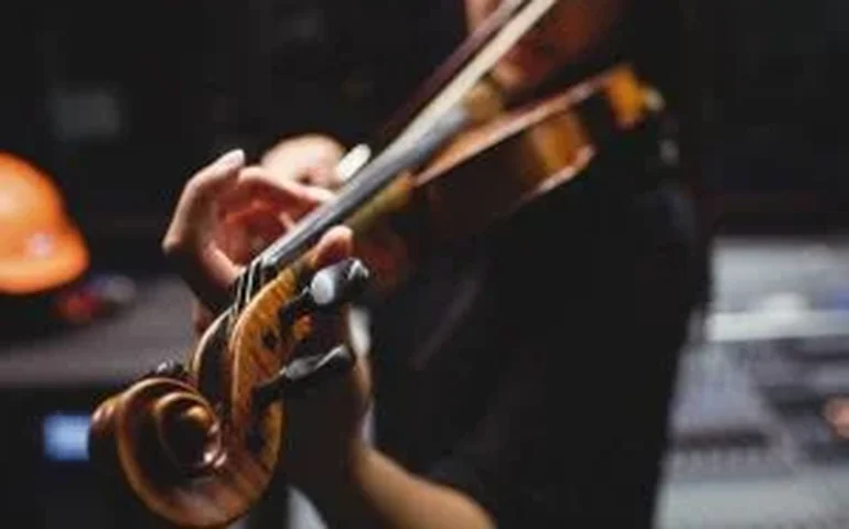 Tocar violino na vida adulta pode ajudar no bem-estar? Veja o que dizem os estudos