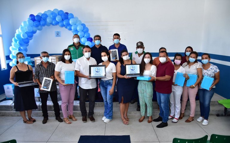 Prefeito Theobaldo entrega computadores e tablets para trabalhadores da saúde de Major Izidoro
