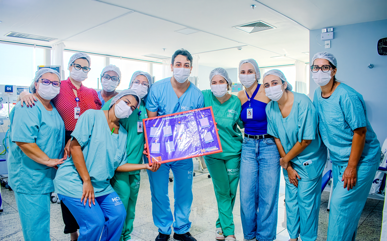 Mães de bebês prematuros homenageiam equipe da UTI Neonatal do Hospital da Cidade