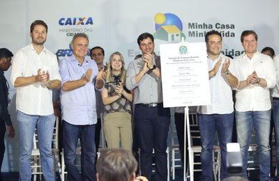 Senador Renan prestigia entrega de duzentas moradias populares em Marechal Deodoro