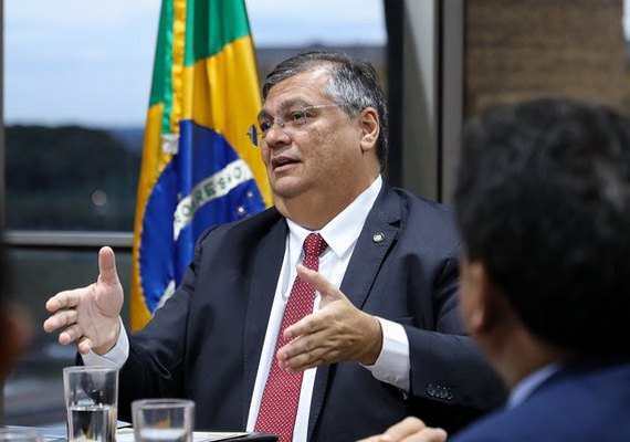 Dino celebra recadastramento de quase 70 mil armas e reforça: 'Brasil não é faroeste de filme'