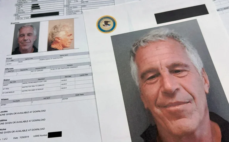 Nos arquivos mais recentes do Epstein estão nomes famosos e detalhes sobre uma investigação anterior