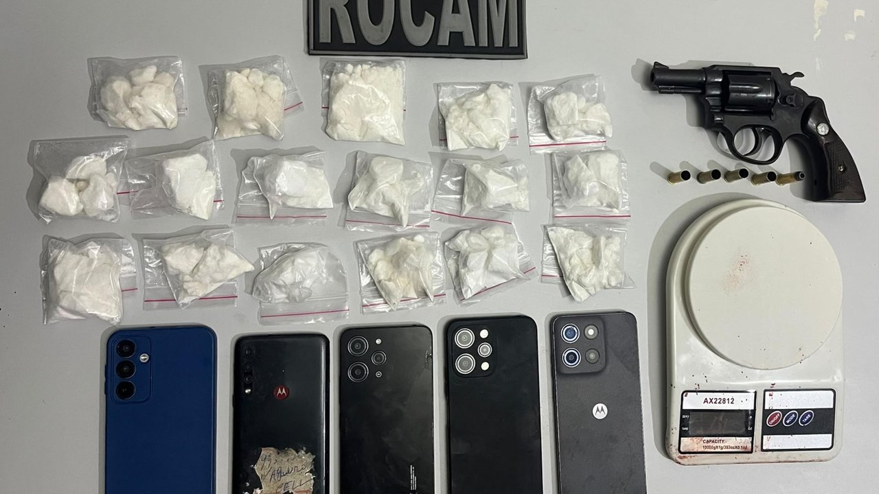 PM apreende uma arma, cerca de um quilo de drogas, seis celulares e uma motocicleta no interior de Alagoas