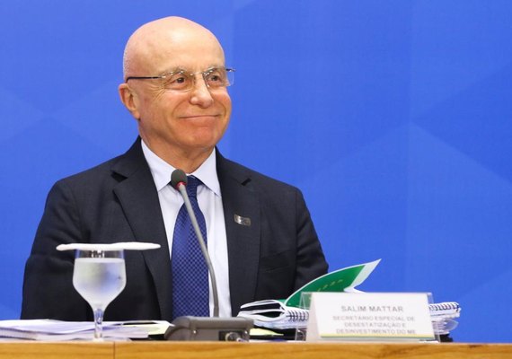 Projeto que prevê compra da Embraer viola Constituição, diz Salim Mattar