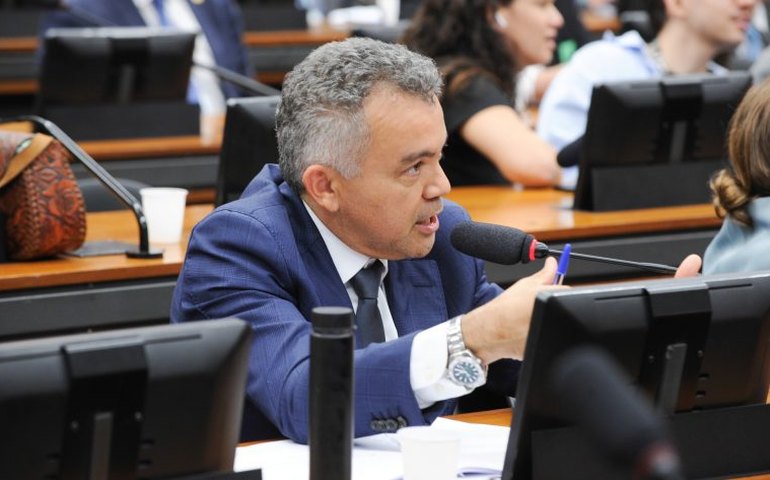 Comissão aprova ressarcimento a cartórios por atos gratuitos e moderniza regras para casamento