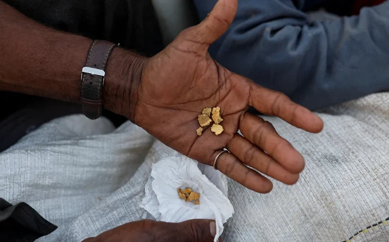 Ouro fecha em queda com volatilidade e liquidação de posições para cobrir perdas