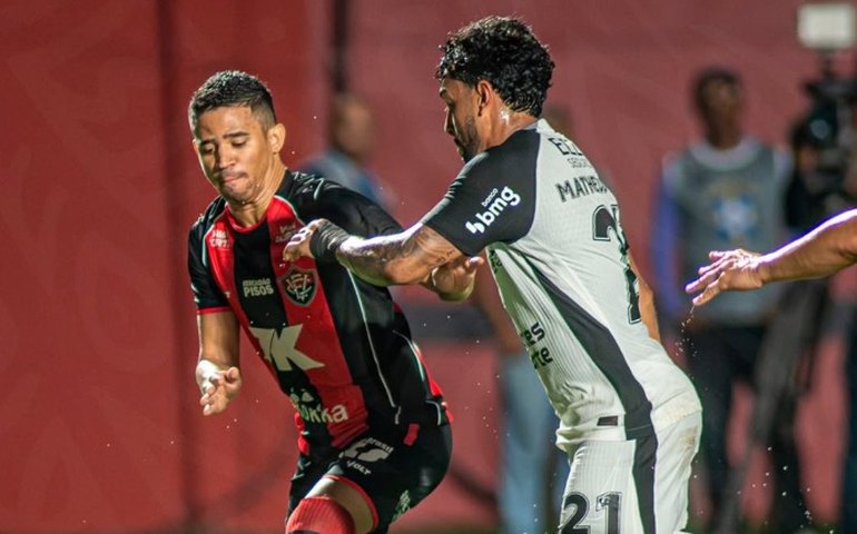 Vitória e Corinthians empatam em jogo de baixo nível técnico no Barradão