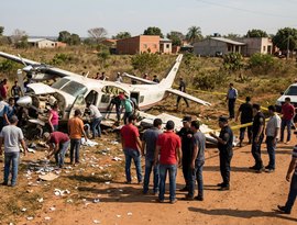 Avião com R$ 15 milhões em espécie cai no Paraguai e moradores saqueiam valores