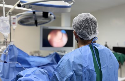 Hospital Metropolitano realiza cirurgia de alta complexidade que devolve qualidade de vida a paciente de 80 anos