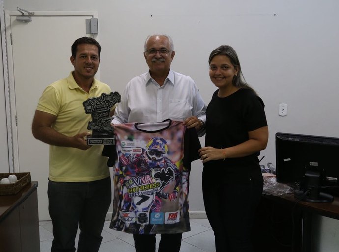Teófilo recebe troféu de agradecimento pelo apoio ao Viva Motocross