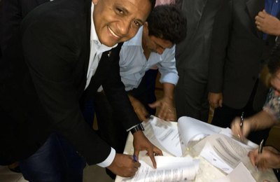 Prefeito Júlio Cezar assina termo de compromisso para desativação do lixão de Palmeira