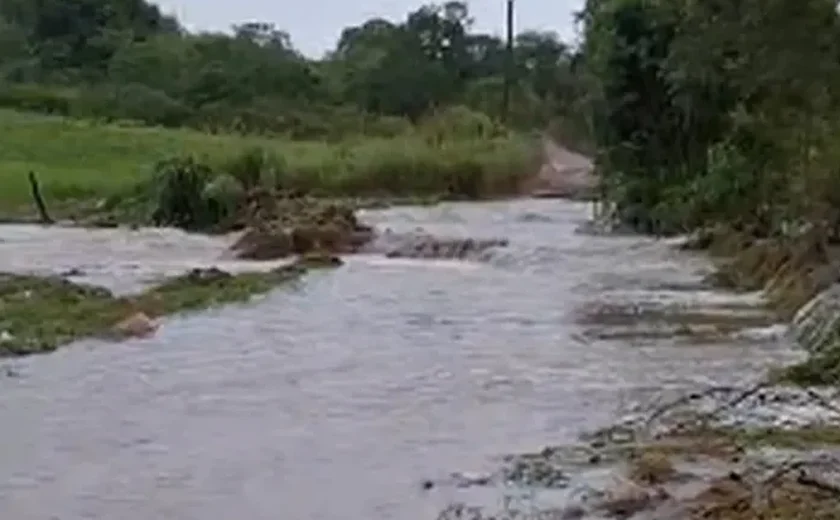 Fortes chuvas inundam várias ruas de Arapiraca e acesso a comunidade Flexeiras está bloqueado