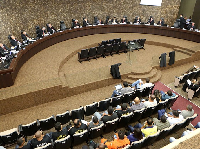 TJ decide que Estado deve regularizar agentes penitenciários que usam armas