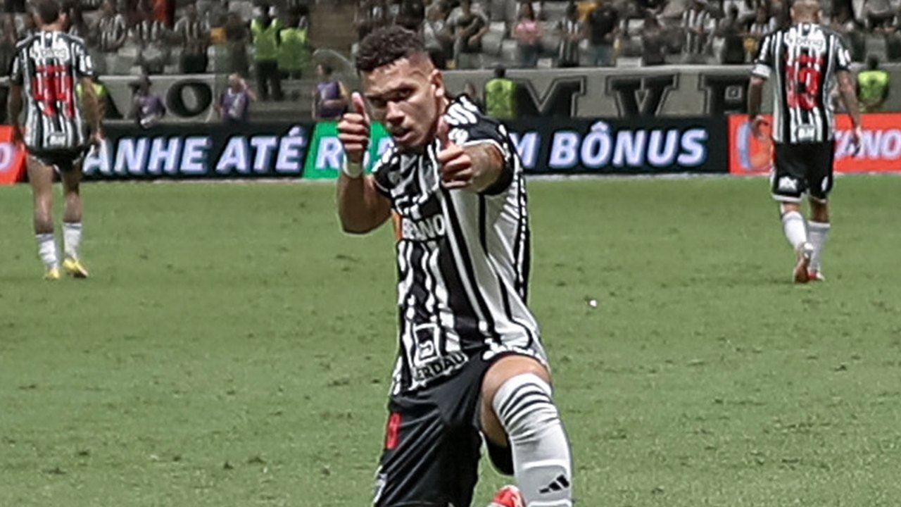 Com dois gols de Paulinho, Atlético-MG vence os reservas do Fluminense e entra no G-6