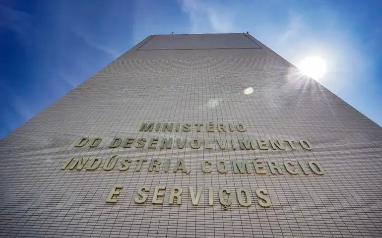 Governo lança portal regulatório que poderá gerar economia de R$ 50 bilhões ao ano a empresas