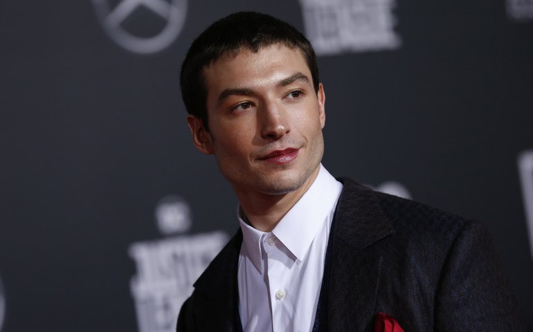Ezra Miller se pronuncia pela primeira vez após acusação de assédio