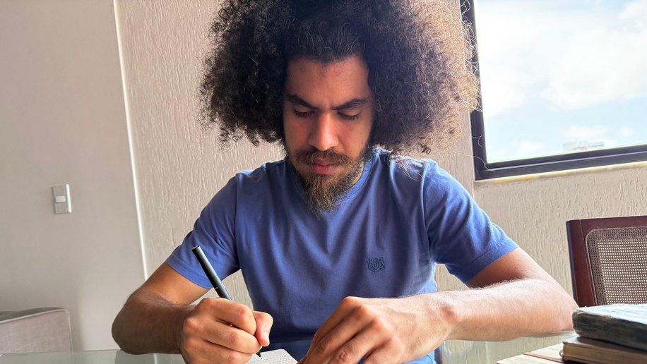 Jovem negro alagoano tem seu primeiro livro de poesia publicado e selecionado pela editora baiana Arpillera