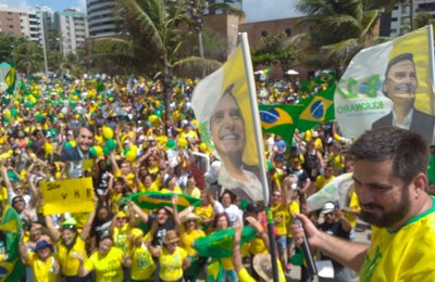 Movimento pró-Bolsonaro reúne multidão na orla de Maceió