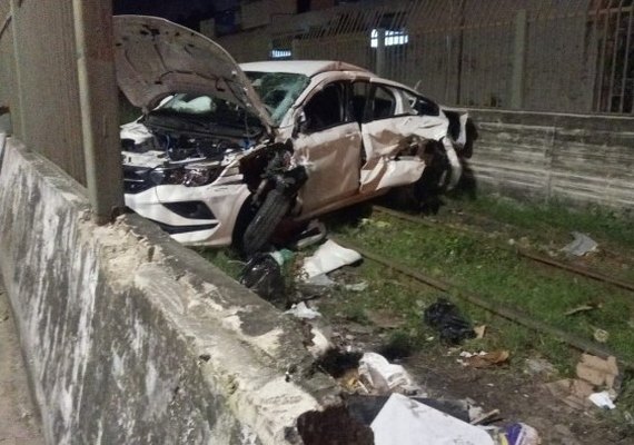 Acidente entre carro e VLT deixa uma pessoa ferida no bairro da Cambona